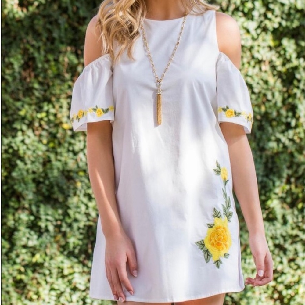 NWT Francesca’s White Cold Shoulder Shift Dress